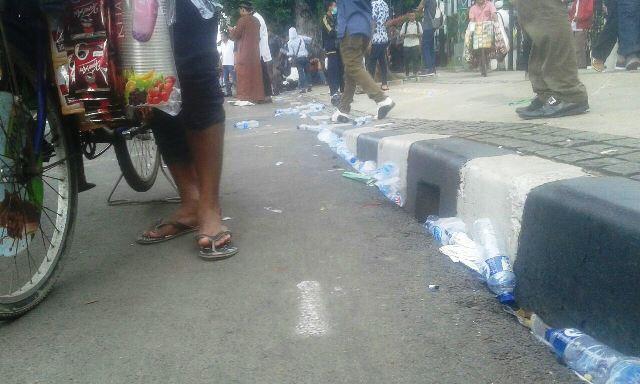 Demo Ahok Bubar, Sampah Berserakan di Depan Balai Kota