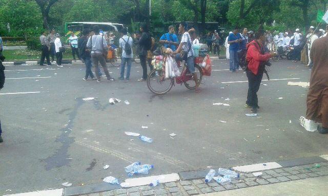 Demo Ahok Bubar, Sampah Berserakan di Depan Balai Kota