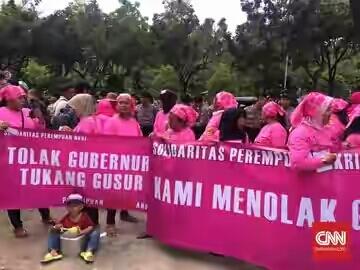 Ibu Rumah Tangga Berbaju Pink Demo Ahok