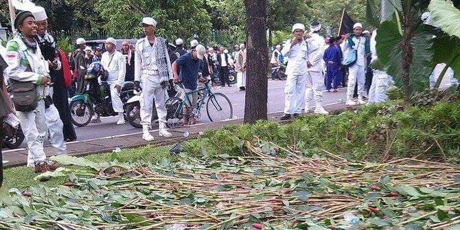 Ahok Maafkan Massa Pendemo yang Injak-injak Tanaman di Depan Balai Kota