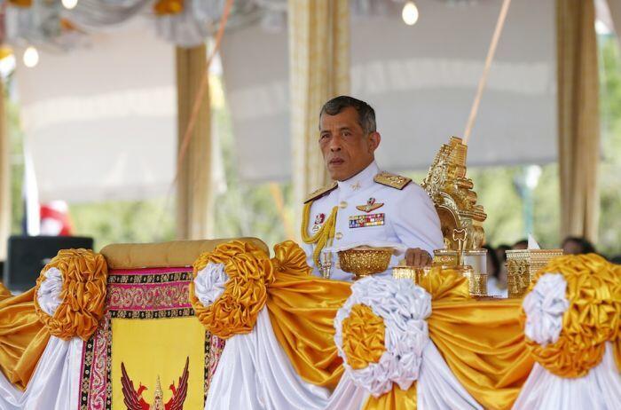 Calon Raja Thailand, dalam skandal dan pertemanan Thaksin