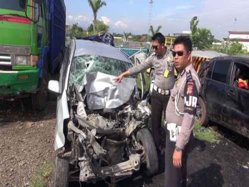 Orang Meninggal, 1 Kritis, 5 Orang Luka Berat Akibat Tabrakan di Tol Cipali