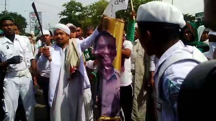 FPI Demo, Foto Ahok Dipotong Pakai Parang