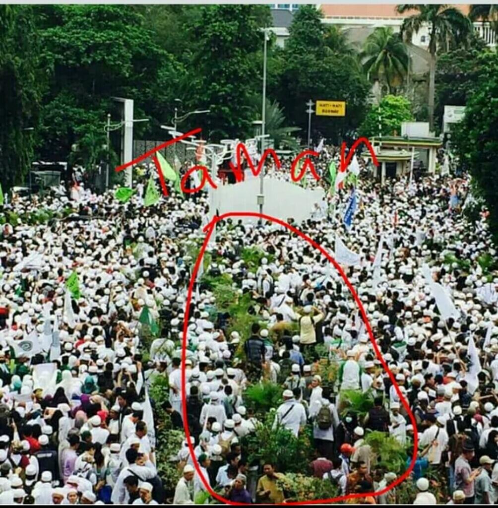 Kondisi Taman Depan Balai Kota Pasca Demo Besar: Rusak Terinjak-injak

