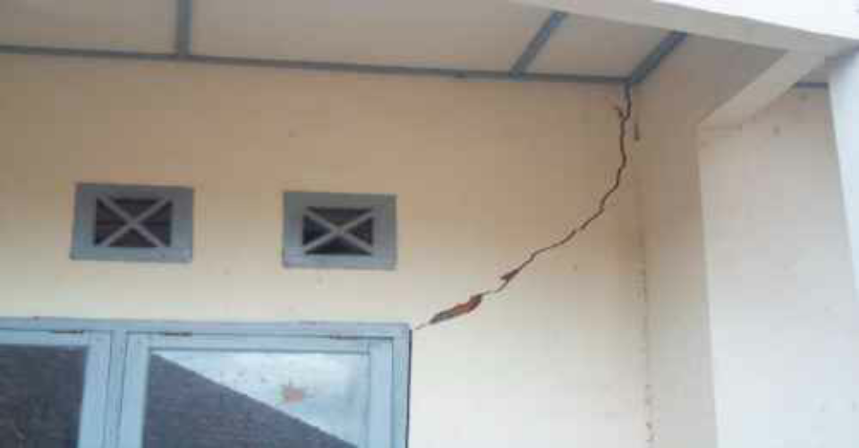 RUMAH RETAK AKIBAT NORMALISASI SUNGAI, WARGA LAPOR POLISI