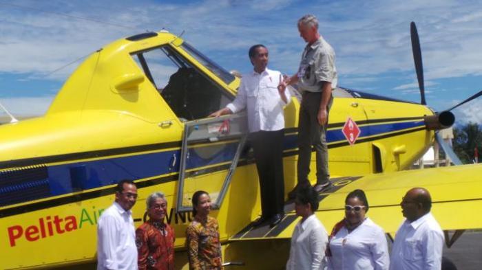 Pijakan Meleset, Jokowi Hampir Jatuh Naik ke Sayap Pesawat Pengangkut BBM