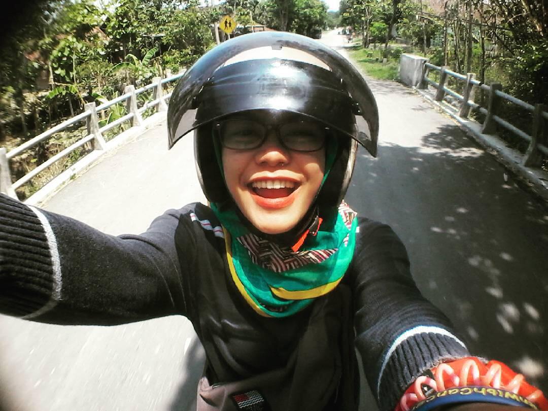 EXPRESI WAJAH (MULUT) YANG SELALU SAMA DALAM SETIAP PHOTONYA 