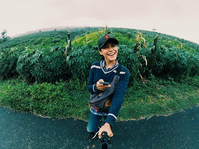 EXPRESI WAJAH (MULUT) YANG SELALU SAMA DALAM SETIAP PHOTONYA 