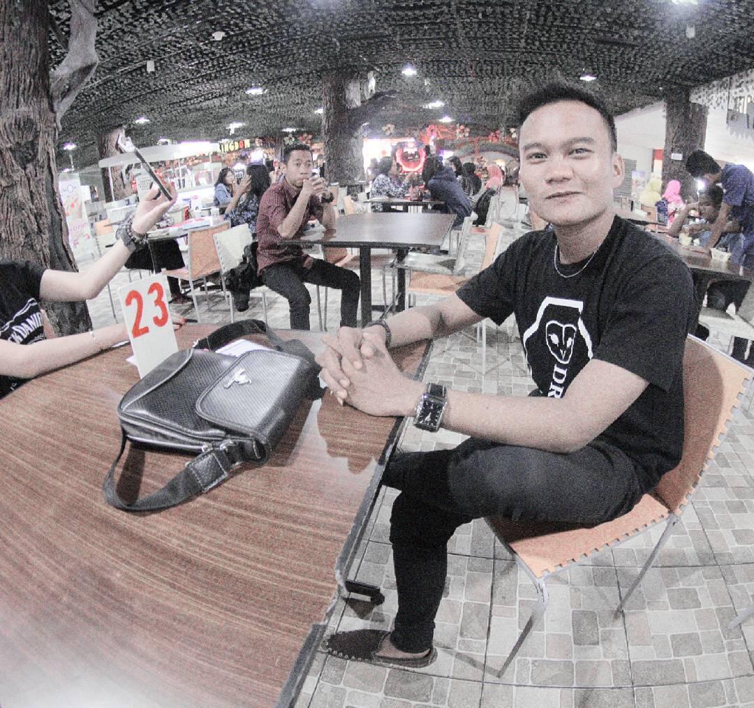 EXPRESI WAJAH (MULUT) YANG SELALU SAMA DALAM SETIAP PHOTONYA 