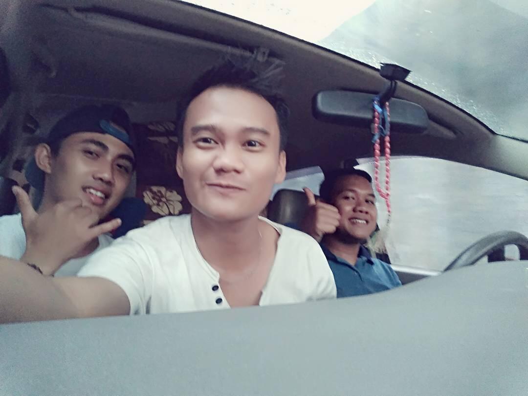 EXPRESI WAJAH (MULUT) YANG SELALU SAMA DALAM SETIAP PHOTONYA 