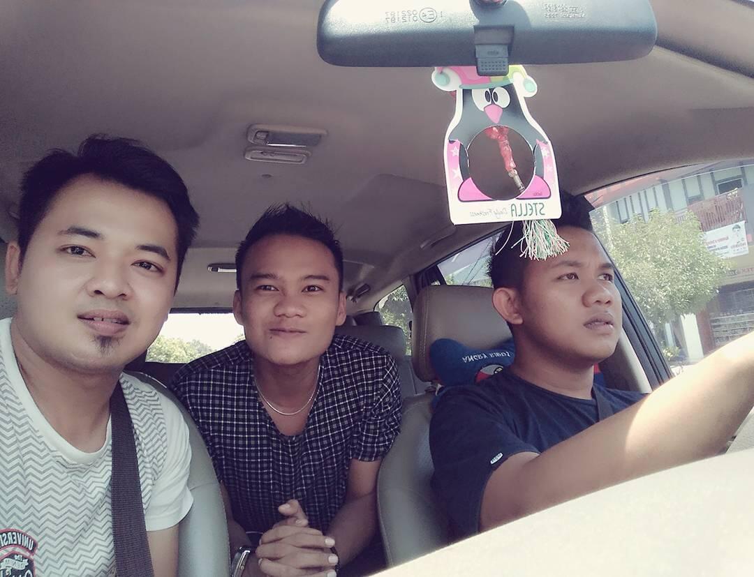 EXPRESI WAJAH (MULUT) YANG SELALU SAMA DALAM SETIAP PHOTONYA 