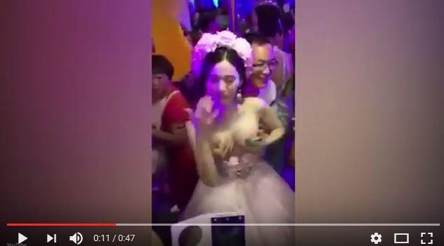 Bikin Ngakak, TERNYATA!! Pengantin yang Diremas Dadanya Ini Ternyata Ladyboy