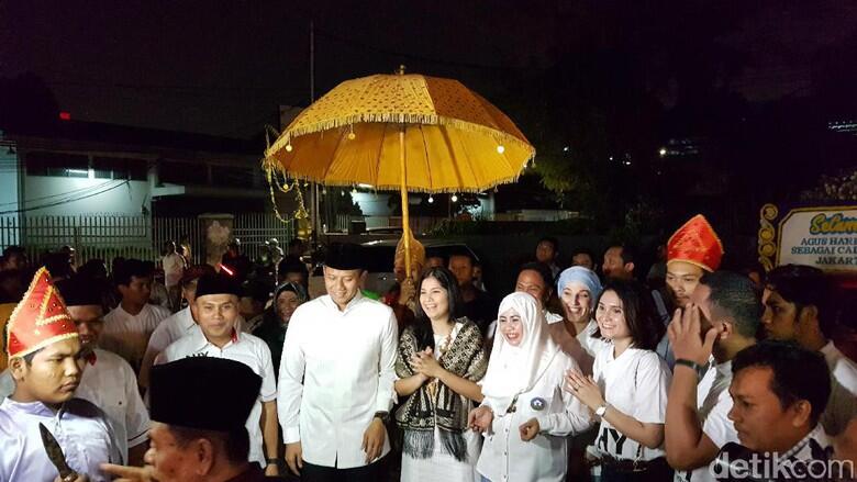 Melihat Luwesnya Agus Yudhoyono dan Annisa Pohan Menari Tor Tor