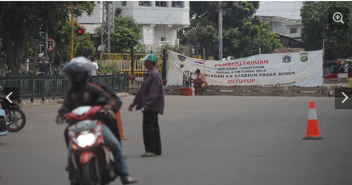 Pengguna Jalan Tersiksa Penutupan Perlintasan KA Senen