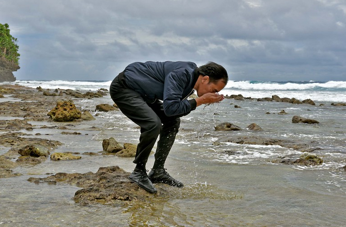 Saat Jokowi Cuci Muka dengan Air Laut di Pulau Terdepan RI