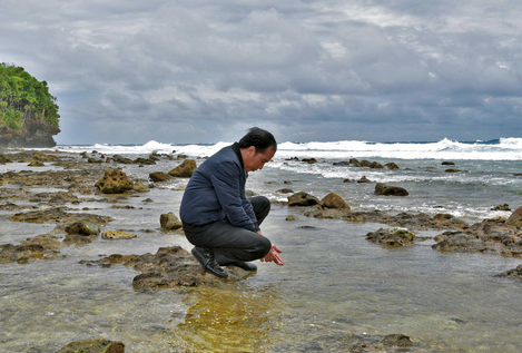 Saat Jokowi Cuci Muka dengan Air Laut di Pulau Terdepan RI