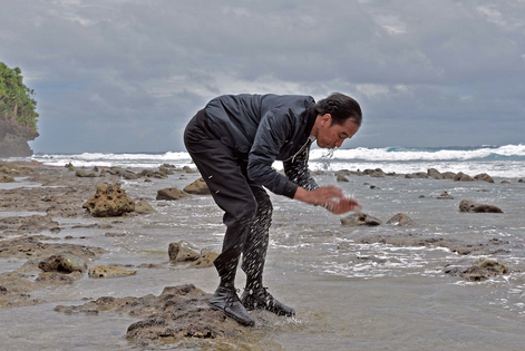 Saat Jokowi Cuci Muka dengan Air Laut di Pulau Terdepan RI