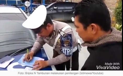 Unik, Polisi Ini Ajak Pelanggar Lalu Lintas Berdoa Sebelum Menilang