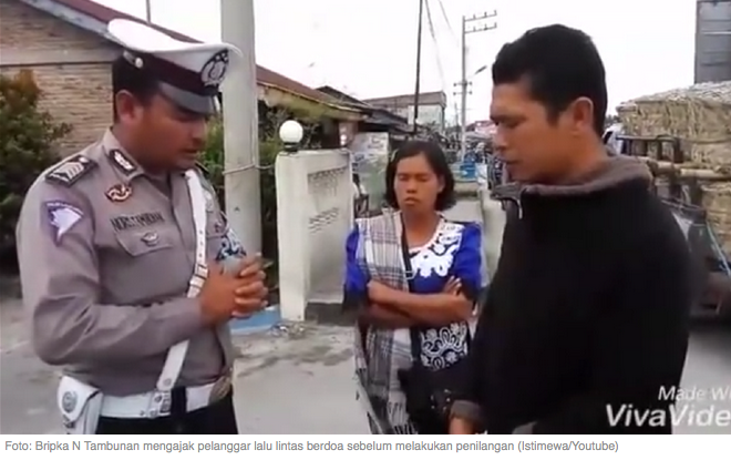 Unik, Polisi Ini Ajak Pelanggar Lalu Lintas Berdoa Sebelum Menilang