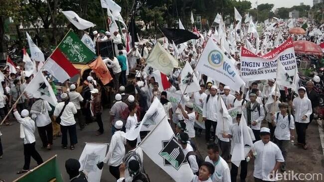 Ribuan Pendemo Tolak Ahok, Lalu Lintas Surabaya Normal