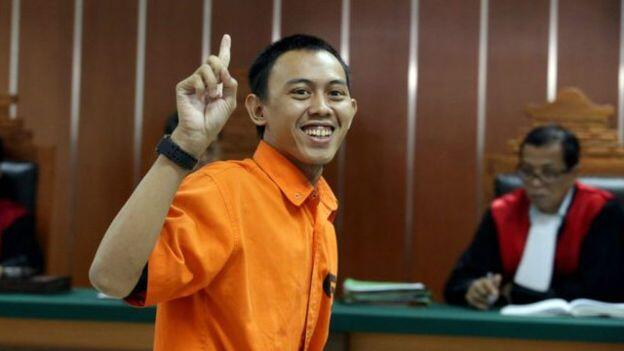 Divonis 10 tahun penjara, pemasok bom Sarinah tertawa