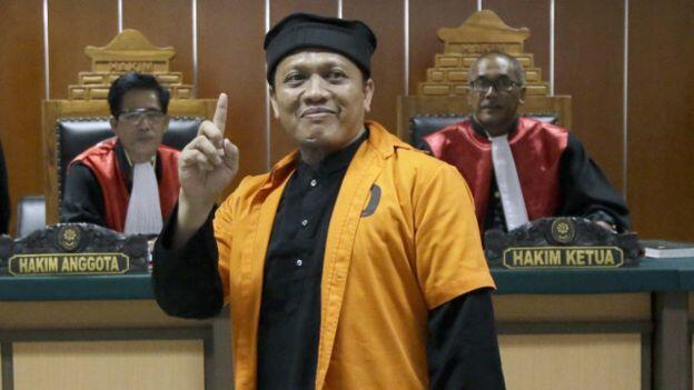 Divonis 10 tahun penjara, pemasok bom Sarinah tertawa