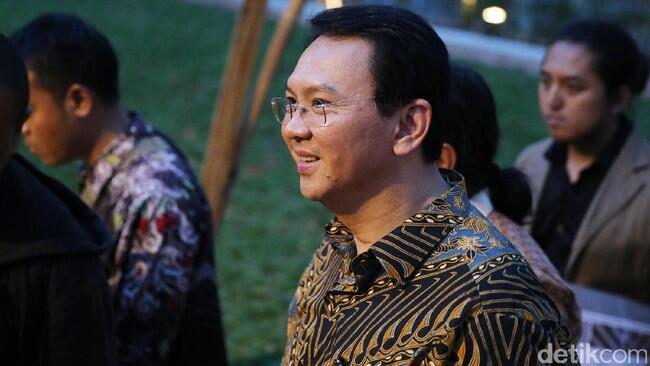 Unggul di Survei, Ahok: Masih Kalah Ganteng Sama Anies dan Agus