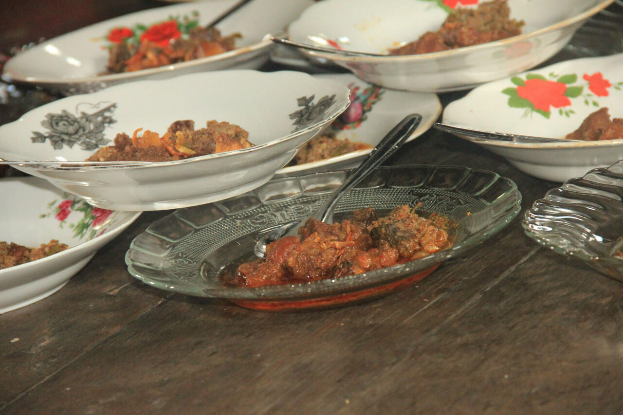 Penyajian Makanan Waktu Pesta di Kampung Halaman