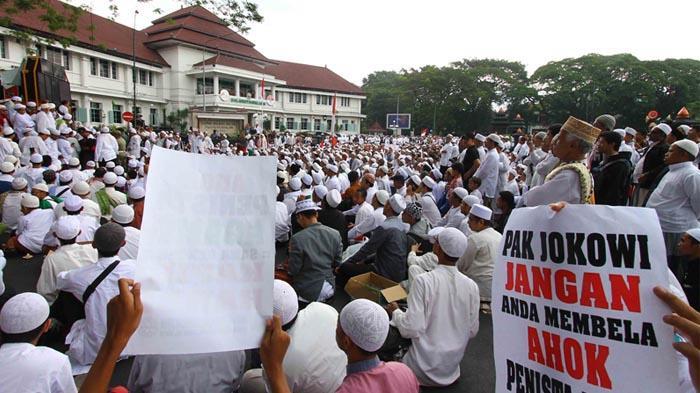 Ribuan Massa di Malang dan Surabaya Demo Mengecam Gubernur DKI Ahok