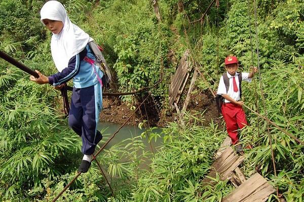 GALERI FOTO: Ragam Perjuangan Pelajar Pergi ke Sekolah yang Mempertaruhkan Nyawa