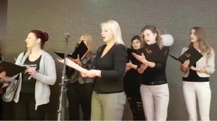 Bule-bule Cantik Paduan Suara Ini, Kompak Nyanyikan Lagu Indonesia Raya