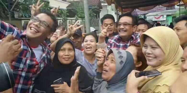 Pakai Baju Kotak-kotak, Djarot Tegaskan Aksi Bagi-bagi Kacamata Bukan "Money Politic"