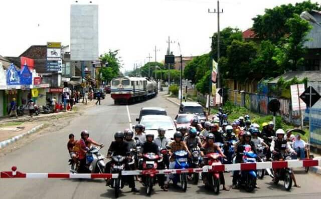 Awas! Kereta ini sewaktu-waktu bisa nongol di belakang kendaraan Anda