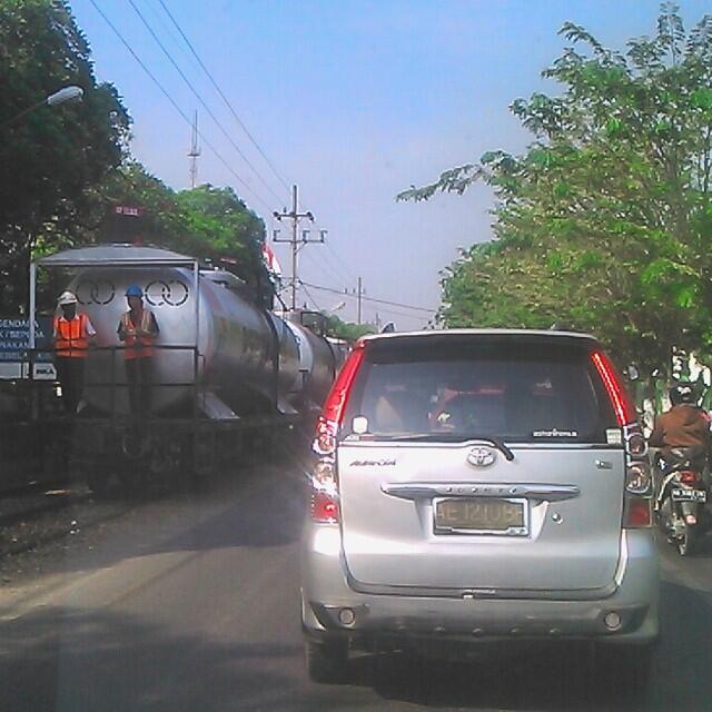 Awas! Kereta ini sewaktu-waktu bisa nongol di belakang kendaraan Anda