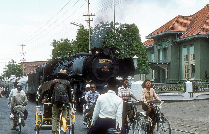 Awas! Kereta ini sewaktu-waktu bisa nongol di belakang kendaraan Anda