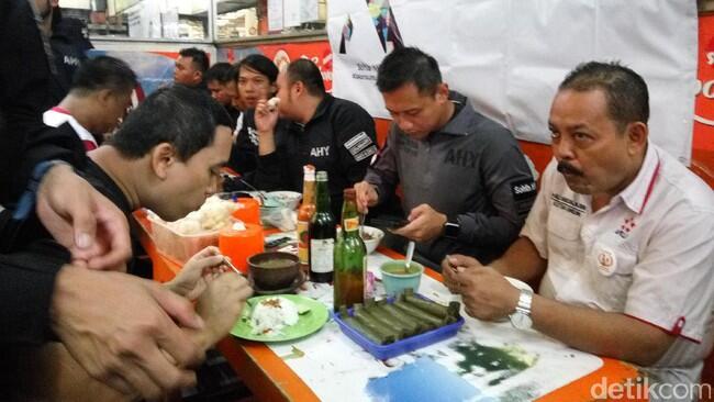 Belajar Merakyat . Agus Makan Soto dan Bicara Penataan Pasar