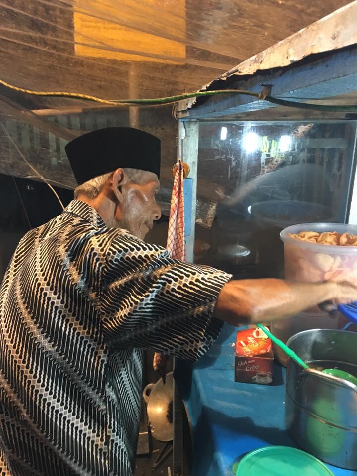 Kisah si kakek penjual nasi uduk ini membuat banyak netizen terharu sedih