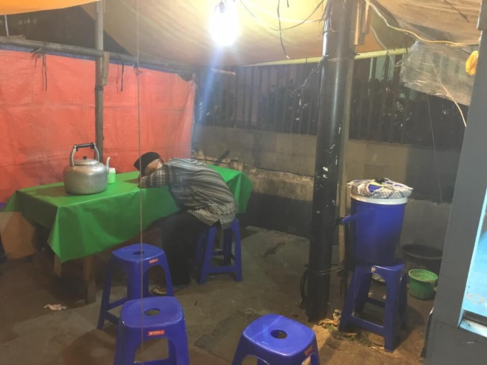 Kisah si kakek penjual nasi uduk ini membuat banyak netizen terharu sedih