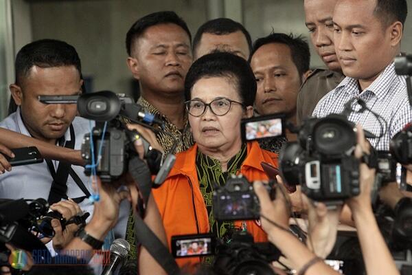KPK Tahan Mantan Menkes Siti Fadilah Usai Jalani Pemeriksaan