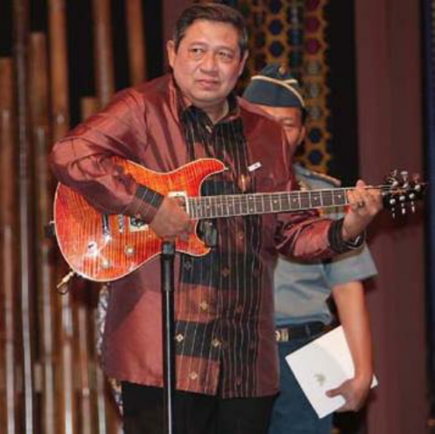 SBY Bernyanyi, 'Tuhan Kirimkanlah Aku Gubernur yang Baik Hati'