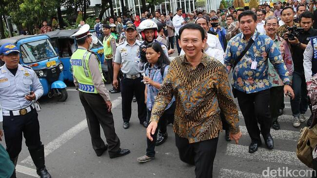 Jelang Ahok Cuti, Balai Kota DKI Dipenuhi Warga