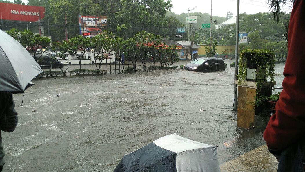 Hujan Deras, Jalan Pasteur Bandung Banjir bak Sungai