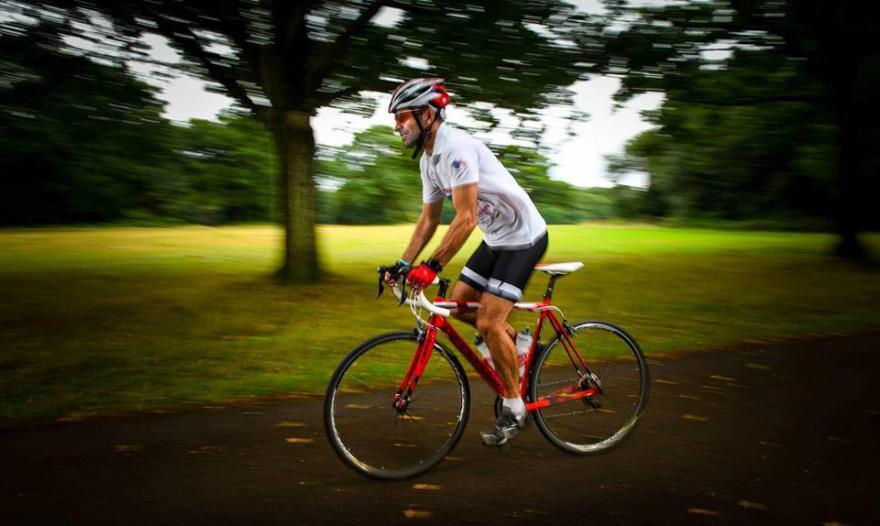Mantan Bintang Sepakbola Bersepeda 120 km Sehari untuk Menggalang Dana Amal