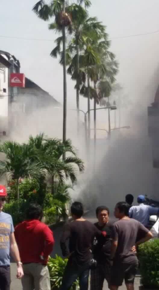 BREAKING NEWS:Ledakan dahsyat terjadi di wilayah Kuta Square