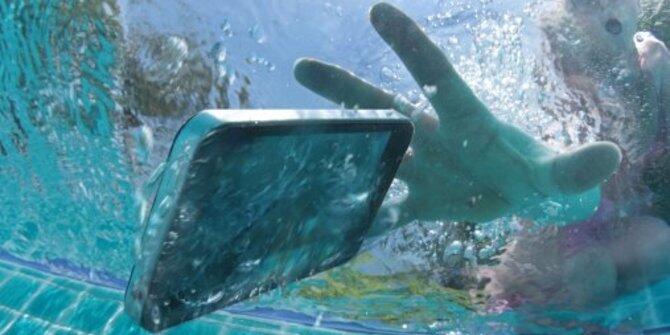 5 Hal yang pantang dilakukan ketika smartphone basah!