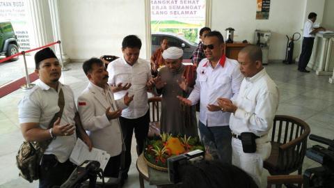 Sudah Capek Antar Tumpeng, Ditolak Ahok, Habiburokhman Marah