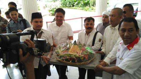 Sudah Capek Antar Tumpeng, Ditolak Ahok, Habiburokhman Marah