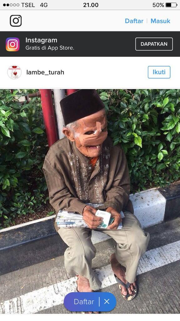 Kakek dengan Perban ini Masih Mau Jualan Koran