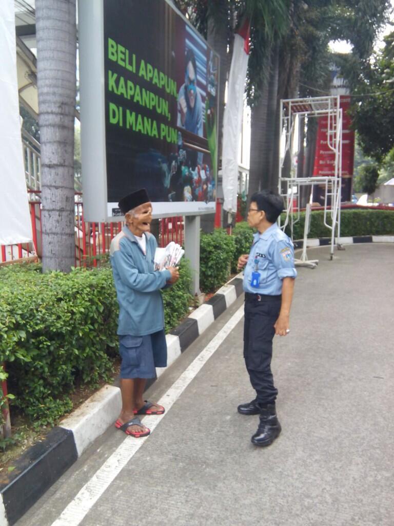 Kakek dengan Perban ini Masih Mau Jualan Koran