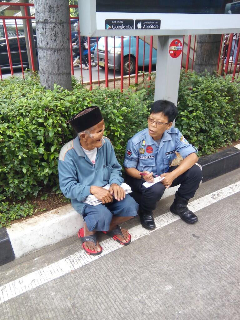 Kakek dengan Perban ini Masih Mau Jualan Koran